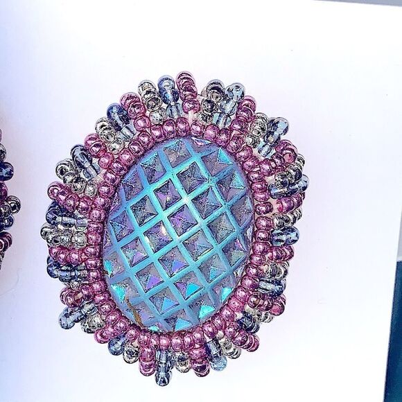 Iridescent glass cab blue lavender earrings surround of iridescent glass beads - Picture 3 of 10